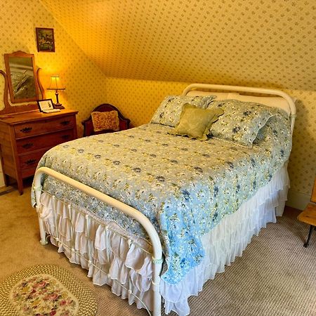 Pansy'S Parlor Bed & Breakfast Golden Bagian luar foto