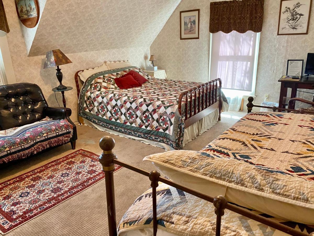 Pansy'S Parlor Bed & Breakfast Golden Bagian luar foto
