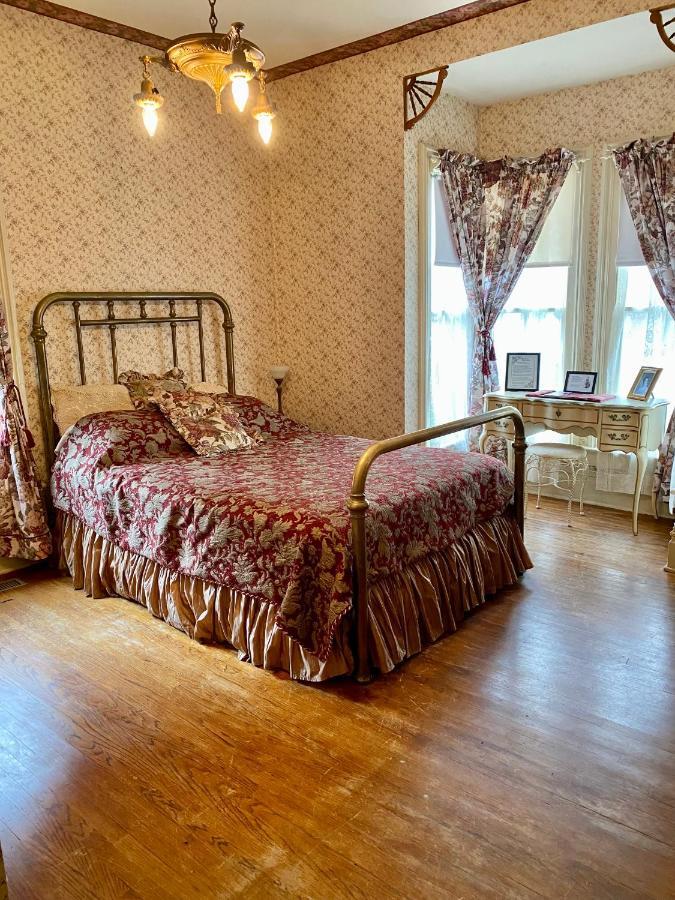 Pansy'S Parlor Bed & Breakfast Golden Bagian luar foto