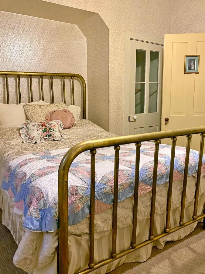 Pansy'S Parlor Bed & Breakfast Golden Bagian luar foto