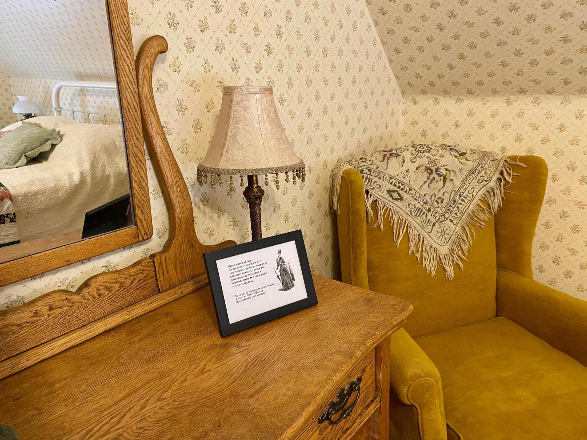 Pansy'S Parlor Bed & Breakfast Golden Bagian luar foto